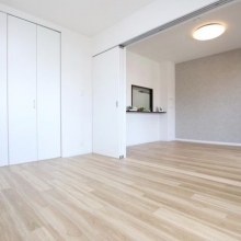 洋室6帖のお部屋。全居室収納付き!衣装タンスなどを置かずに済むので、スッキリとお部屋を使えます。