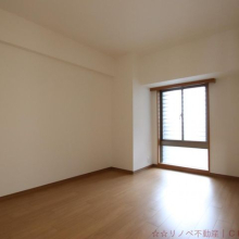 6帖洋室。北側の二部屋にはウォークインクローゼットがついております。