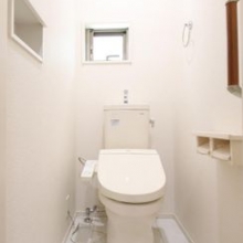 トイレの壁面には収納BOXがあり、トイレットペーパーなどのストックを置くことができます。