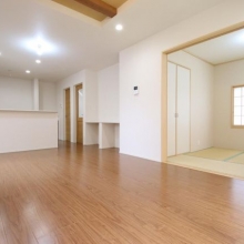 間仕切りを開けると、隣の居室と合わせて約22.5帖の空間としてもお使いいただけます。