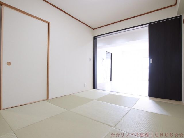 ６帖和室。琉球畳を用いたアクセントのある居室空間です。