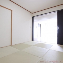 ６帖和室。琉球畳を用いたアクセントのある居室空間です。