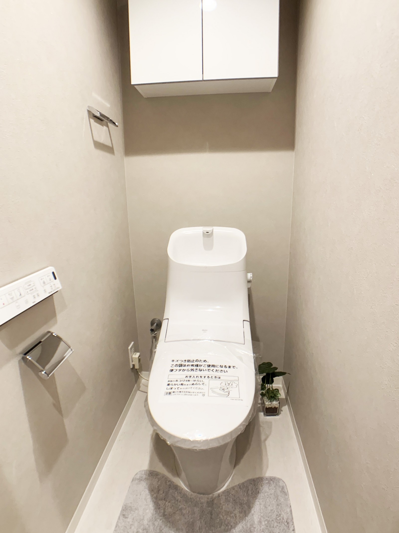 温水洗浄機能付きの新しいトイレ