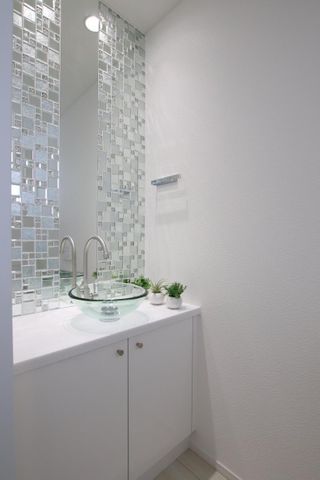 １階・２階トイレにはガラス手洗い器付き洗面カウンターが設置されています！