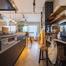 【外観写真】スイミングスクール、コンビニ、ドラックストアが5分圏内。暮らしに必要なお買い物が徒歩でき