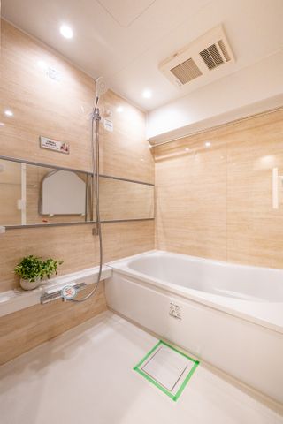 【バスルーム】浴室乾燥機がついているので、お天気に左右されずに洗濯物を乾かすことができます。