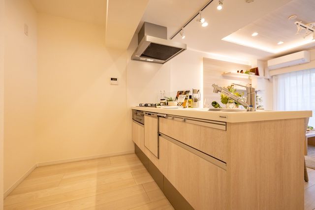 【キッチン】食器棚、冷蔵庫など置くスペースを確保。