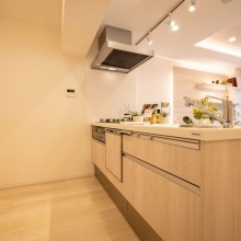 【キッチン】食器棚、冷蔵庫など置くスペースを確保。