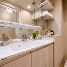 【洗面室】嬉しい三面鏡は収納力も兼ね備えています。