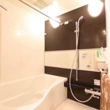 追炊き・浴室乾燥機付き。１４１８サイズのワイド使用の浴室。ゆったりとした空間でバスタイムをお楽しみい