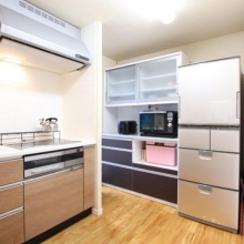 キッチン裏には冷蔵庫置き場・カップボードを置くスペースがあります。
