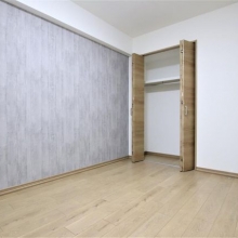洋室6帖のお部屋。全居室収納付き!衣装タンスなどを置かずに済むので、スッキリとお部屋を使えます。