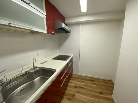 食器洗浄乾燥機付きで家事負担を減らしてくれます。広々とした空間でお料理も快適に♪