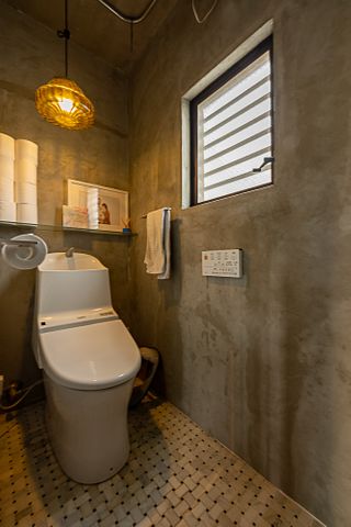 【トイレ】自然換気が嬉しい窓付きのトイレ。床材はお手入れがしやすいクッションフロアを採用。