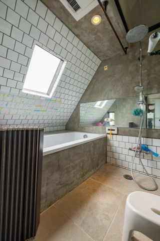 【浴室】天窓に自然換気ができるジャロジー窓がついている浴室。室内窓もあるおしゃれな空間です。浴室乾燥
