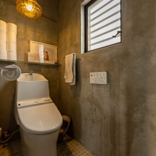 【トイレ】自然換気が嬉しい窓付きのトイレ。床材はお手入れがしやすいクッションフロアを採用。