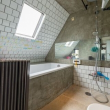 【浴室】天窓に自然換気ができるジャロジー窓がついている浴室。室内窓もあるおしゃれな空間です。浴室乾燥