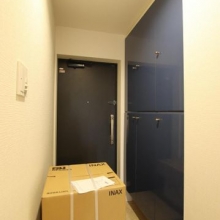 玄関にはオートライトがあり、お出かけやご帰宅の際に自動で消灯・点灯するので大変便利です