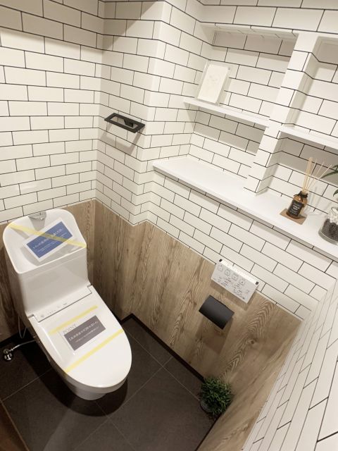 温水洗浄便座付きの新しいトイレ