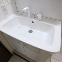 深さのあるシャワー付き洗面化粧台は、外出前の洗髪だけでなく、洗濯物の手洗いやつけ置きも可能！