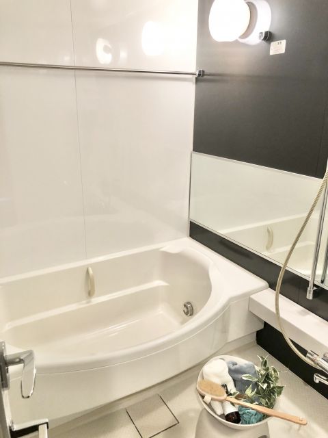 まるで高級ホテルのような広いバスタブに広い洗い場スペース！このお風呂はすごいです！