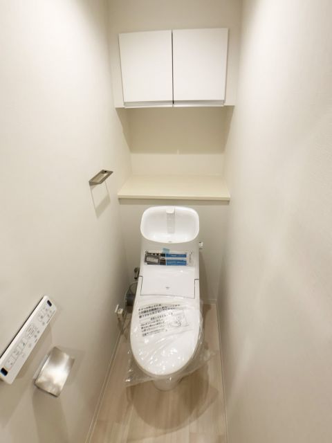 温水洗浄便座付きの新しいトイレ