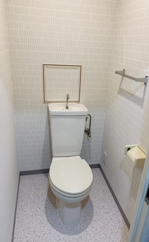 手洗い付きの清潔感あるトイレです。トイレットペーパーやタオル掛けも備え付けられており助かります。