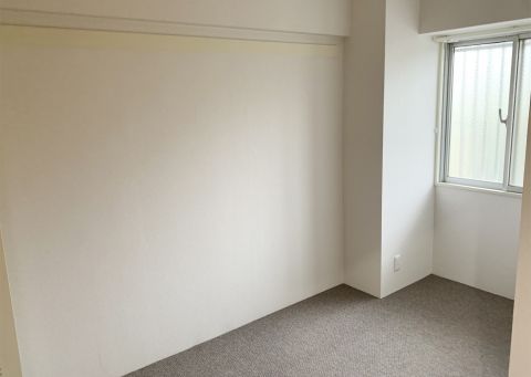 玄関入って右にある約5帖の洋室です。 窓がありますので風を通してくれていいですよ。
