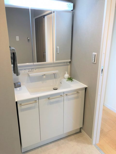使いやすさが考えられた3面鏡です♪シャワー付水栓で洗面台でのシャンプーや毎日の掃除に大変便利ですね♪