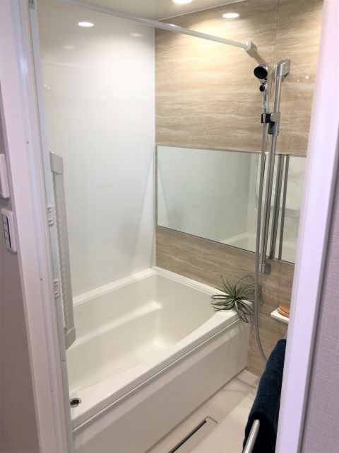 限られた空間を広く見せるワイドミラー採用のバスルーム。浴室換気乾燥暖房機付きで浴室内干しも可能！