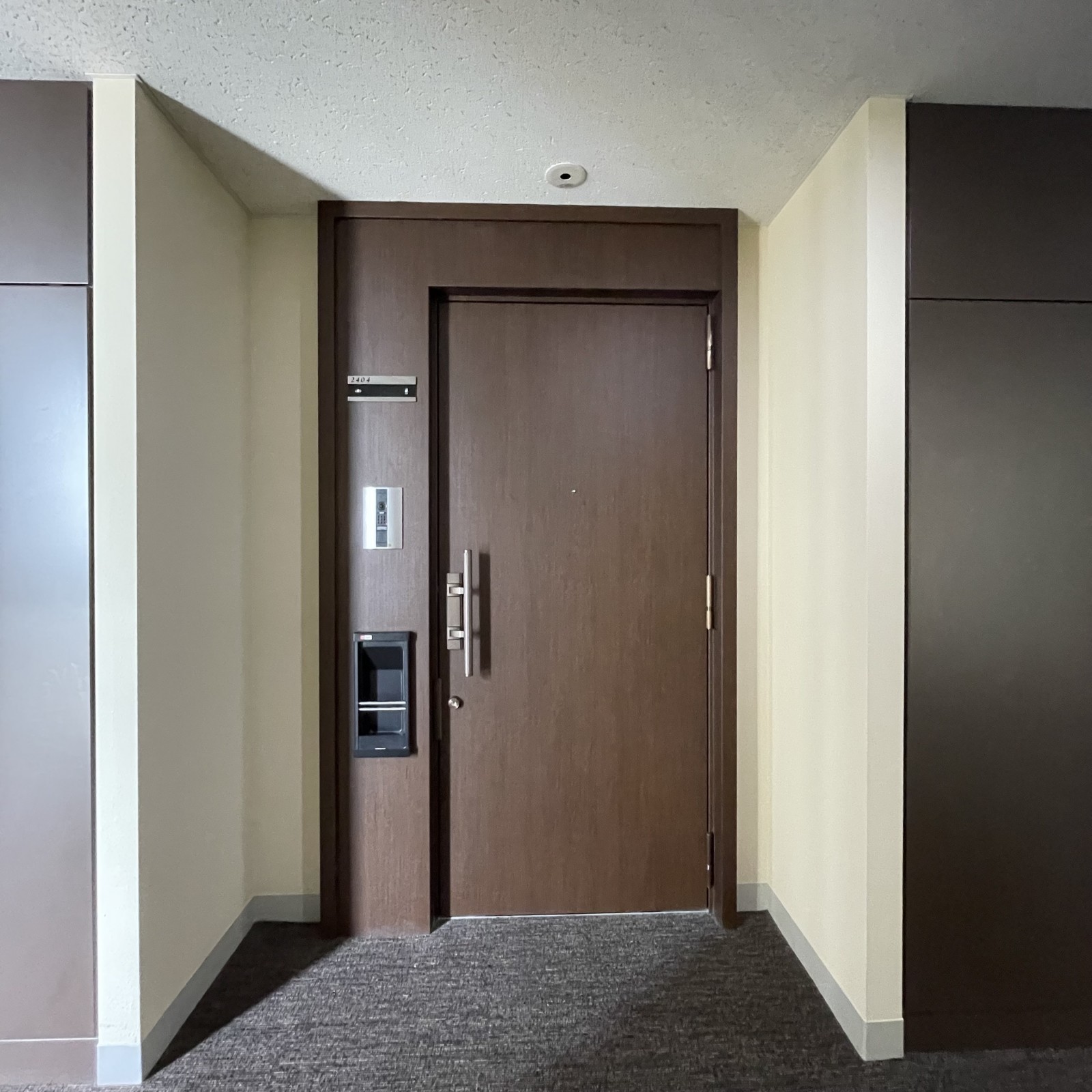 ホテルのような中廊下に玄関ドアがあります。