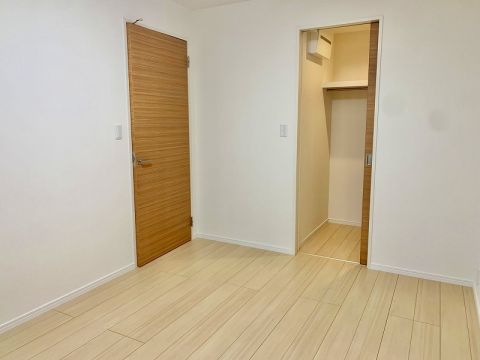 6.6帖の洋室。ウォークインクローゼットがついて、お部屋がすっきり片付きます。