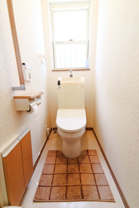 壁リモコンや壁収納もあってすっきりとした印象のトイレです。手すりが地味に便利です。