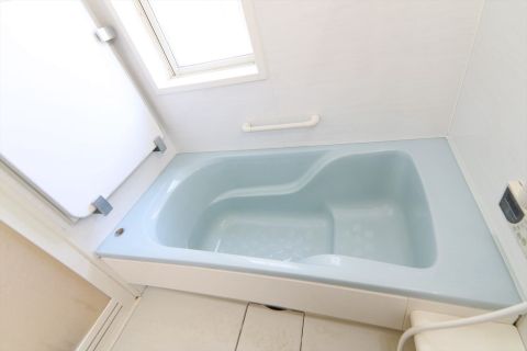 淡いブルーが素敵で良い雰囲気です。窓もあって明るく清潔感のあるバスルームです。断熱フタなどで冷めにくい浴槽になっています。