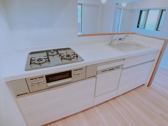 広々とした明るいキッチンは人気の対面式を採用。食洗器・浄水機能付の使い勝手の良い仕様となっています。