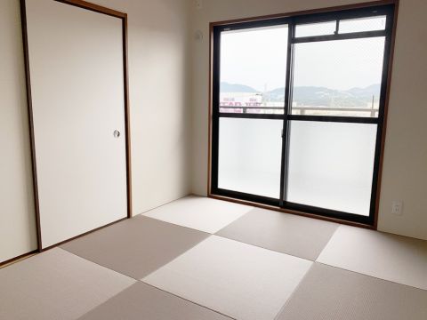 リビングにつながる約6帖の和室です。