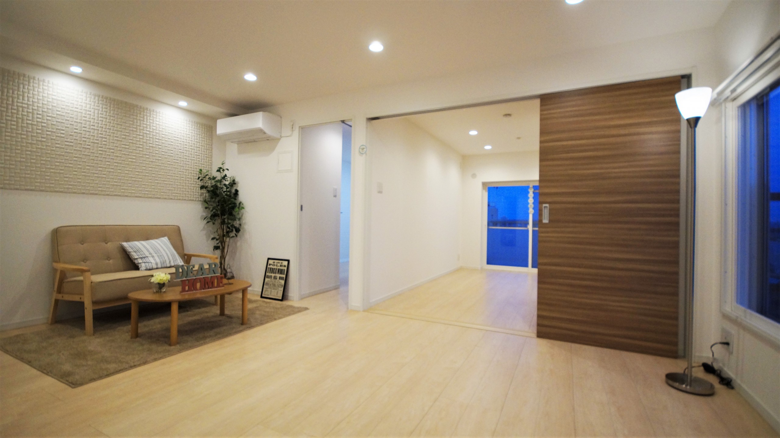 ニックハイム行徳第一 【リビング】角部屋なので、窓がたくさんあり明るいお部屋です!