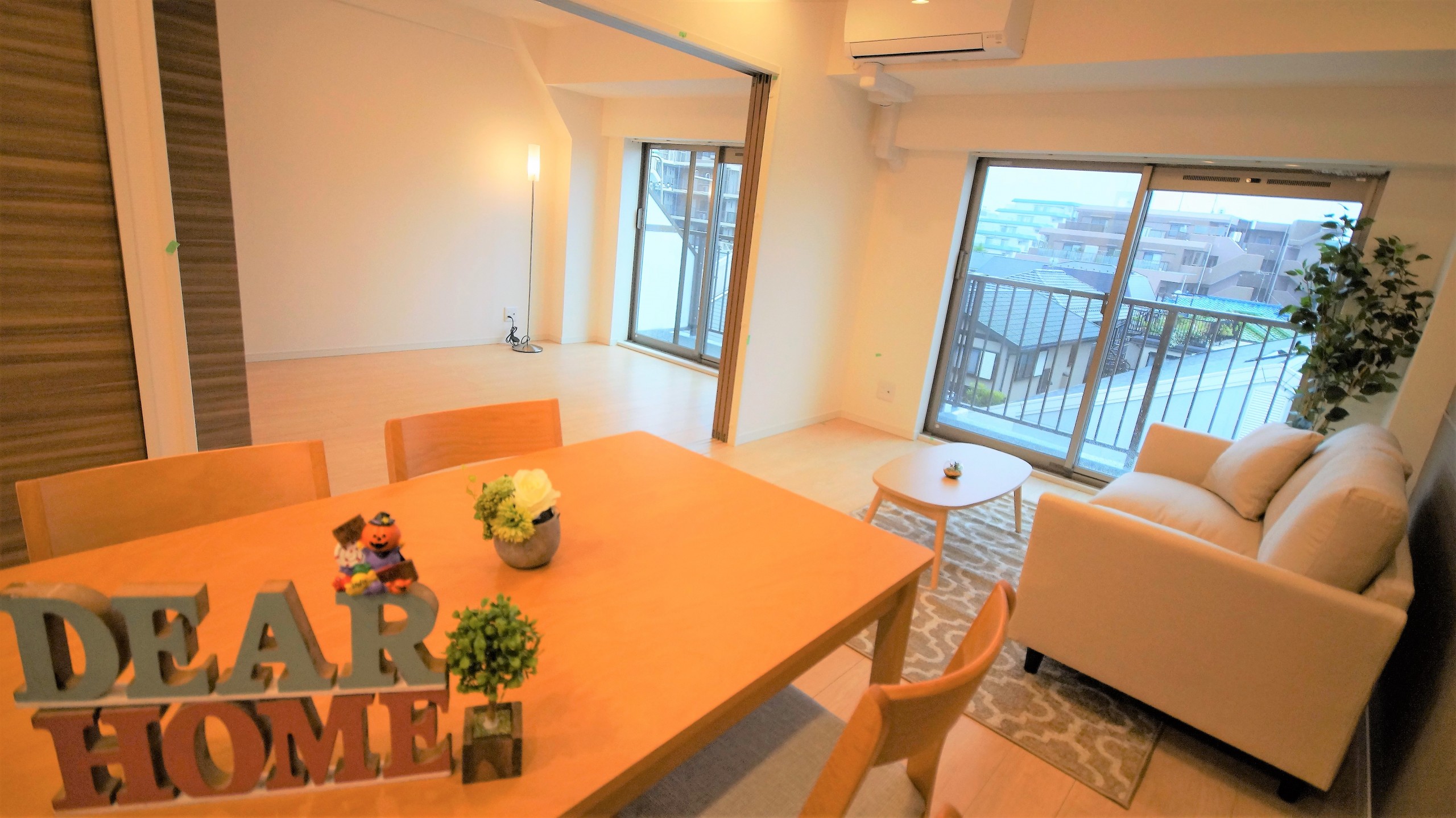 コスモ行徳 家具付きのお部屋です。