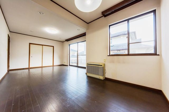 厚木市森の里4丁目中古戸建 「LDK」約12.7帖 開口部が多く明るいリビング