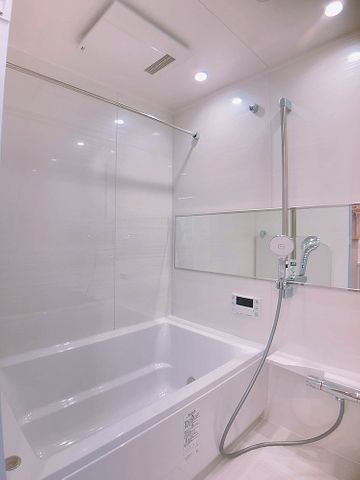 明るく清潔感のあるバスルーム。浴室乾燥機付きのため雨の日の洗濯も安心です。