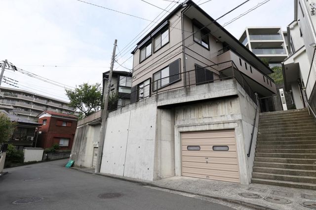 戸塚区前田町 中古戸建 「外観写真」軽量鉄骨造、2世帯住宅。ビルトインガレージ付き