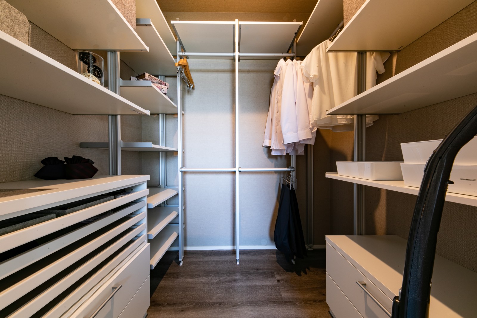 【プラン例】ウォークインクローゼット 広々とした収納スペースには衣類だけではなく、家電なども収納可能です。