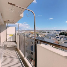 約16帖の広々としたLDK。6階角部屋につき風通しも良く、窓を開け放てば開放的な景色が広がります。