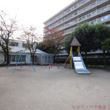敷地内には公園がございますので、小さなお子様がいても安心の空間です。