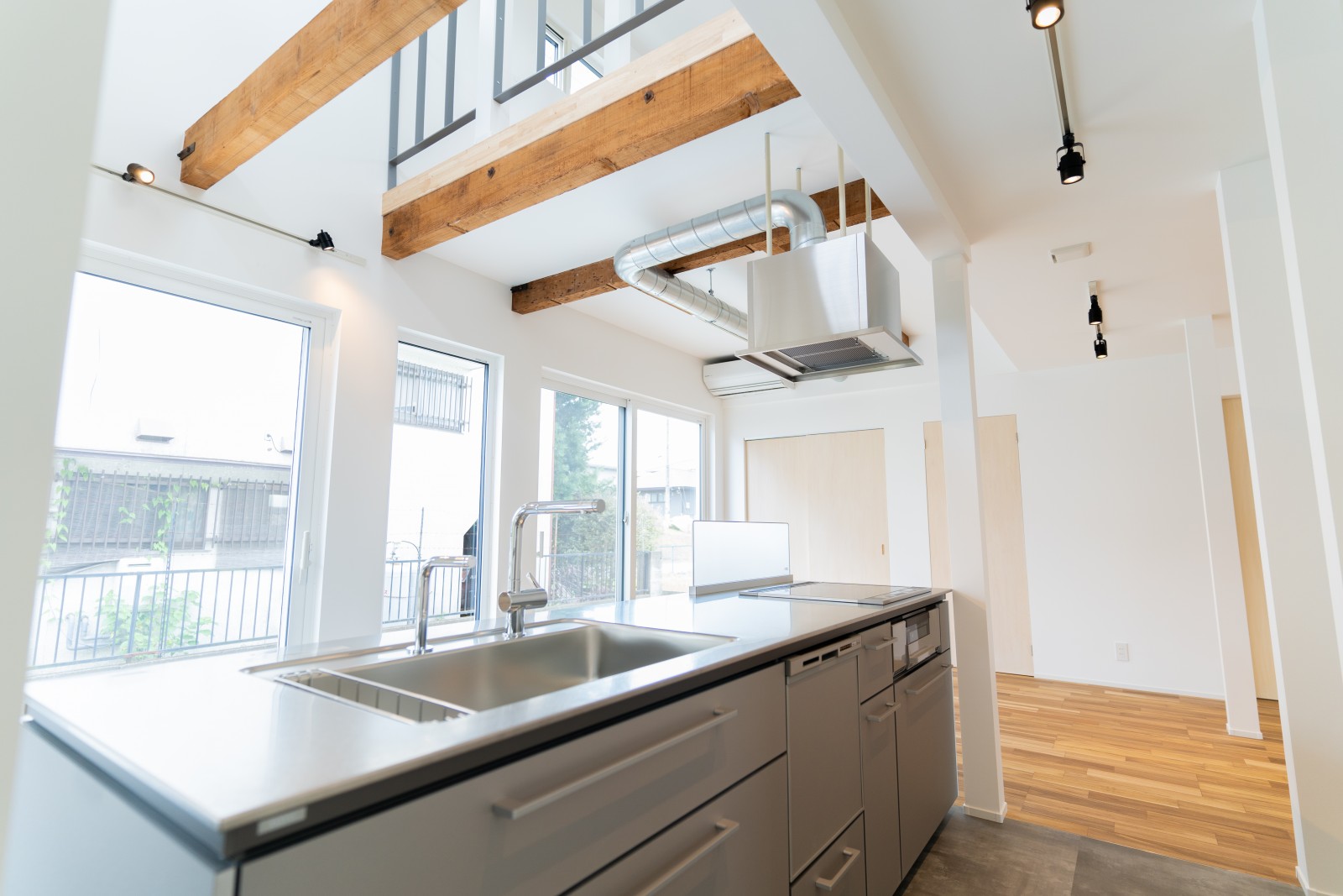アイランド型キッチン／ステンレス天板とモルタル調のパネル
