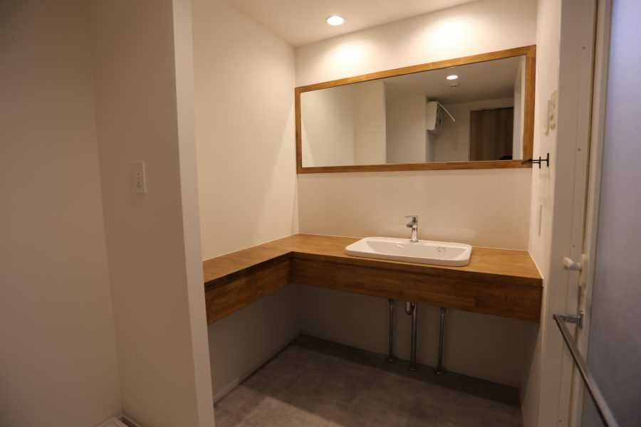 バスルームもお部屋全体に合うようにコンセプトで演出いたしました。また、素材はメンテナンスを考えて、撥水材を使用いたしました。