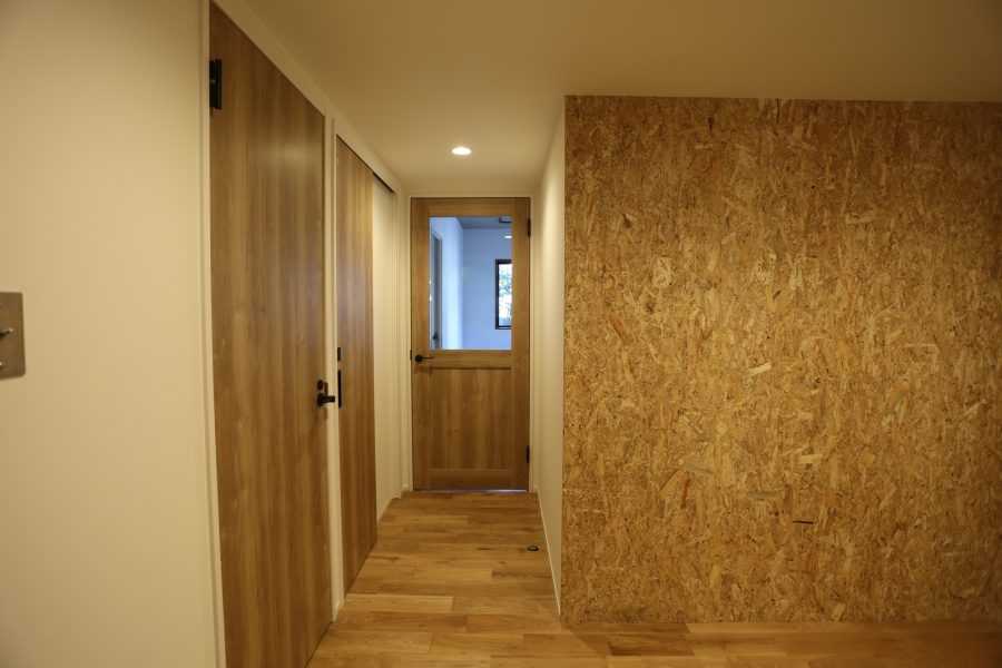 ドアやフローリングにも茶系を意識的に使い、お部屋全体に”木”の雰囲気が感じれるようにしました。