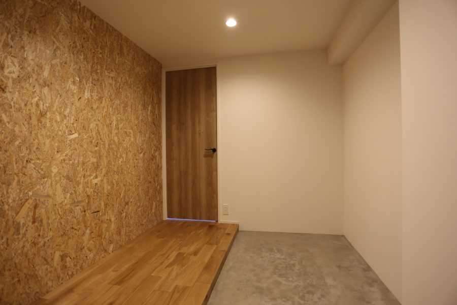 玄関に入った瞬間にお部屋のイメージが捉えれるように、ここにも白と木とモルタン調の作りを意識いたしました。