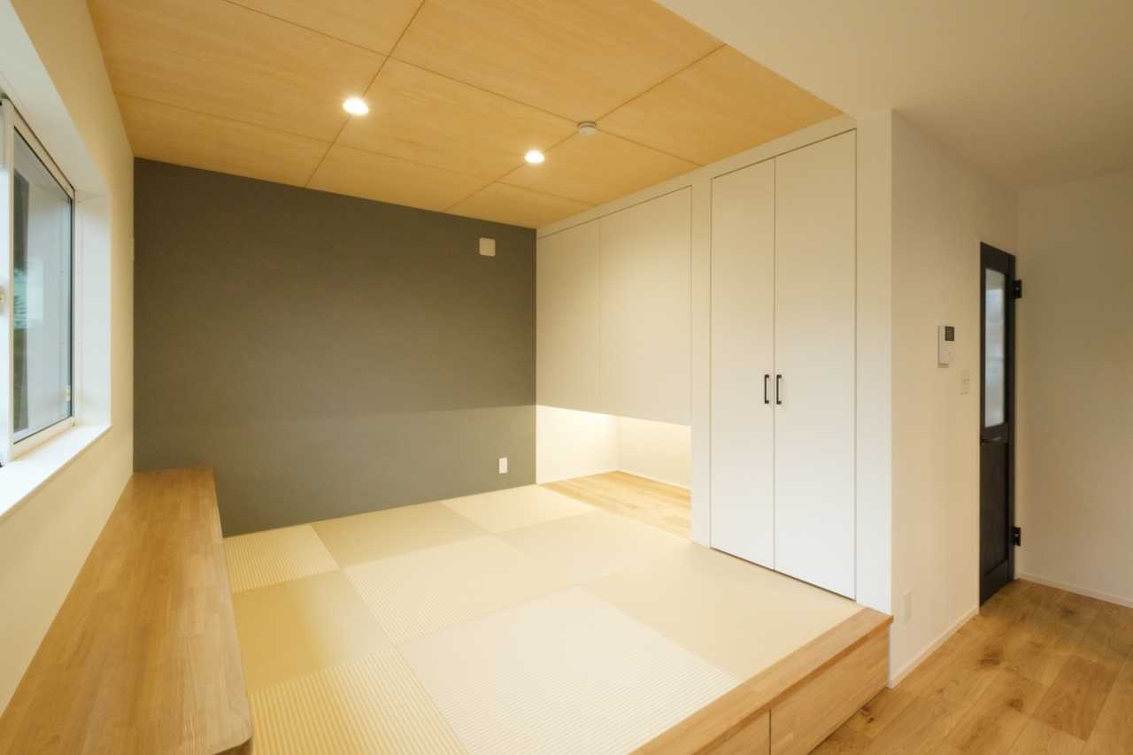 和室は4.5畳の小上がりにし、下部には可動式の収納を作ったほか、ロールスクリーンなどで仕切れば居室としても使えるようにしている。
