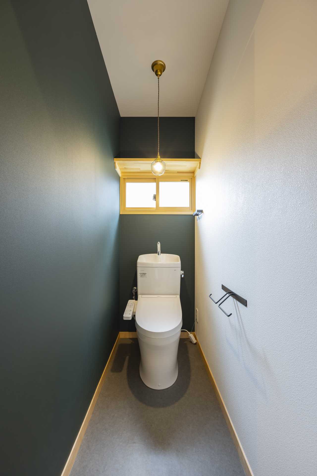 クロスでトイレの雰囲気もがらっと変わりますね。